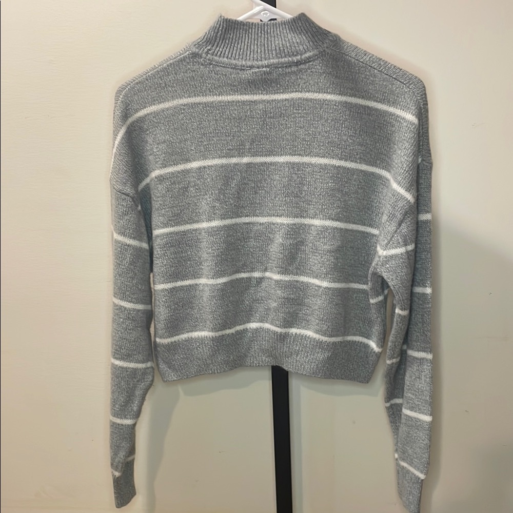 H&M Gray and White Turtleneck Cropped Sweater - Picture 3 of 4